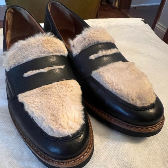 Andre Assous Black Leather “Porsha” Loafer topped with faux fur shearling - Picture 2 of 9